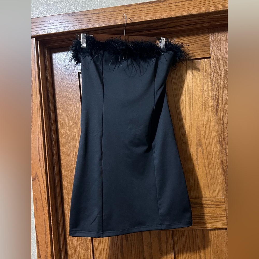 Chic Strapless Black Dress with Feather Detail